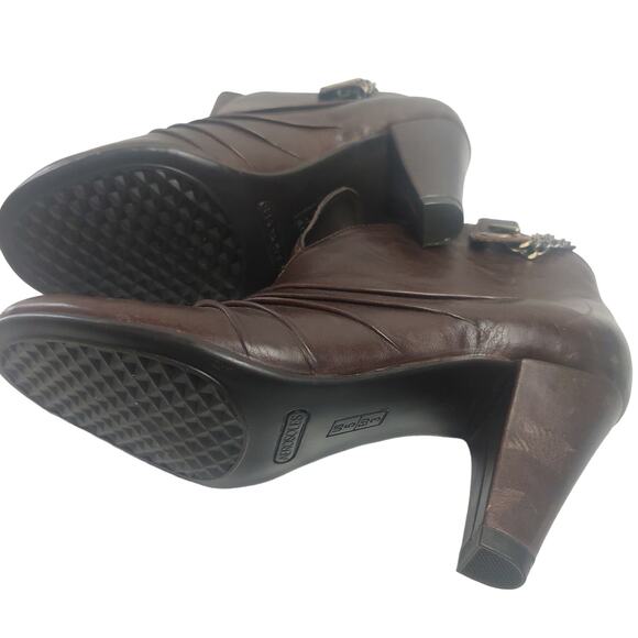AEROSOLES Heeled Booties with chain Detail Size 5 - Picture 4 of 4